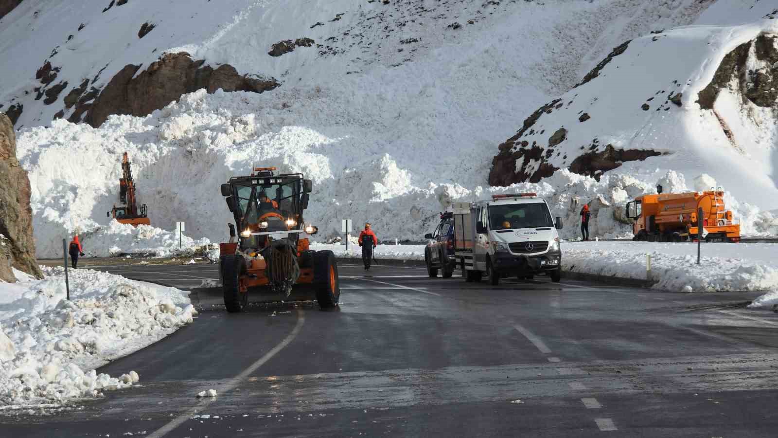 van hakkari kara yolunda cig sonrasi calismalar suruyor 5 gw5uPhjM
