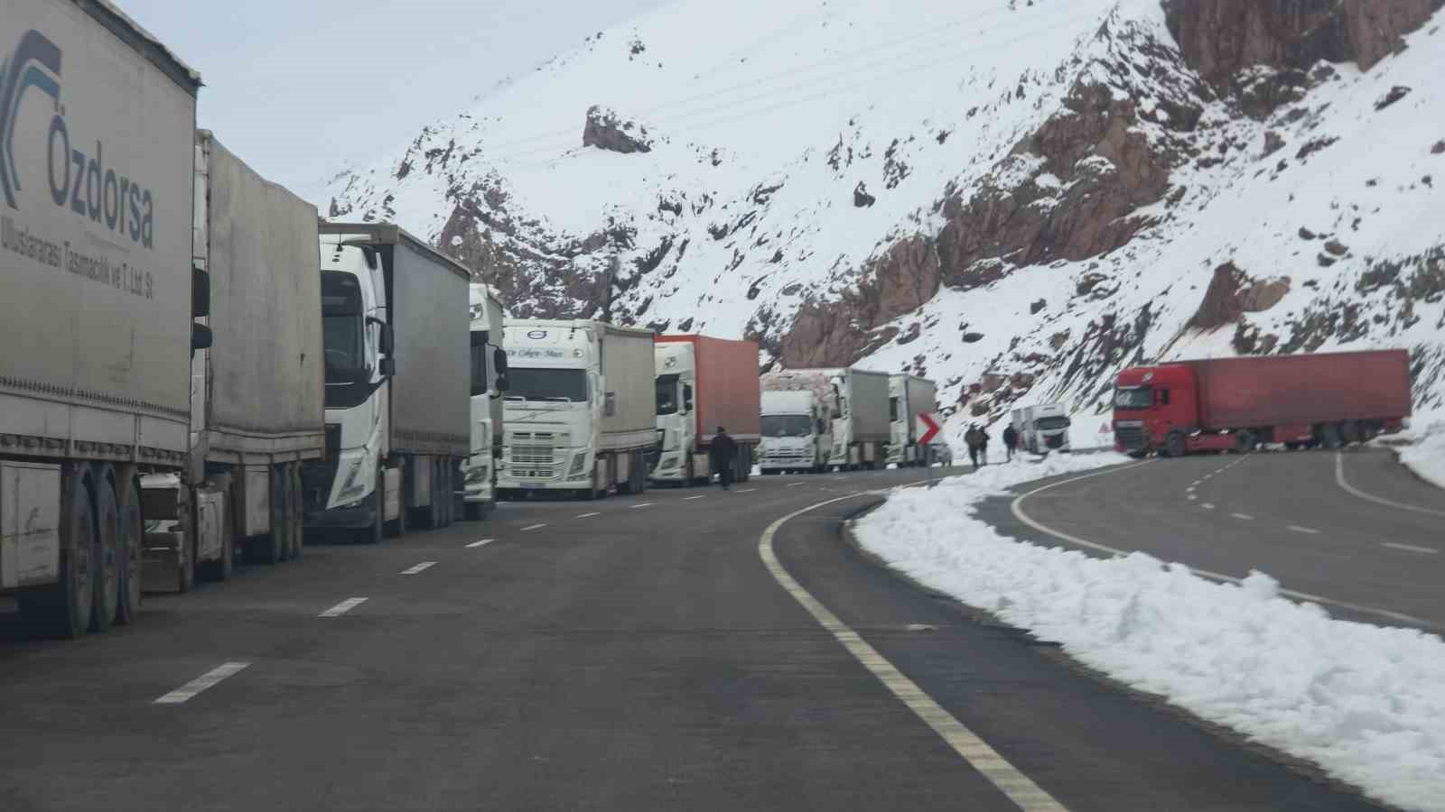 van hakkari kara yolunda cig sonrasi calismalar suruyor 7 zeMIbWuw