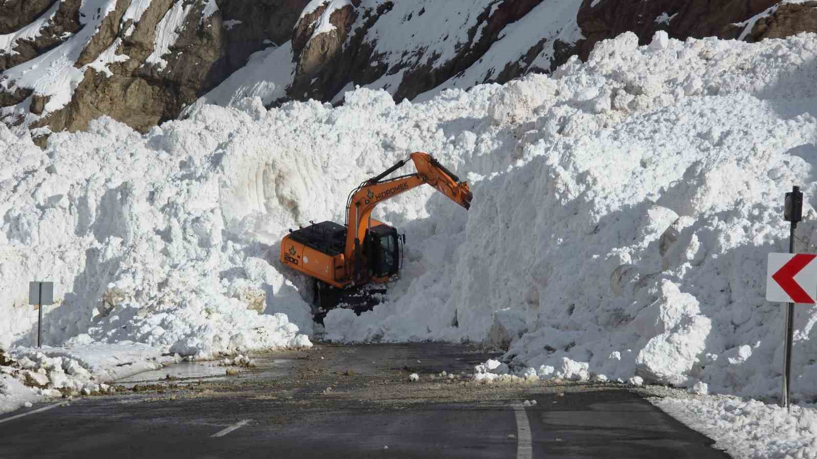 van hakkari kara yolunda cig sonrasi calismalar suruyor 8 YWUrfvaq