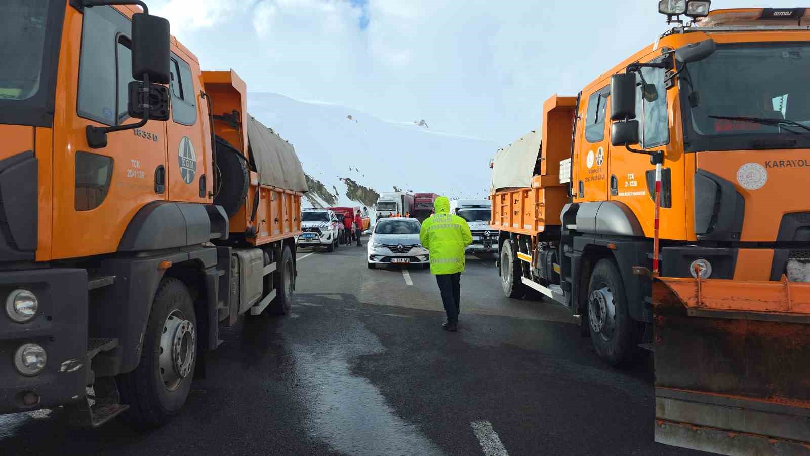 van hakkari kara yolunda cig sonrasi calismalar suruyor 9 nYAWuPmV