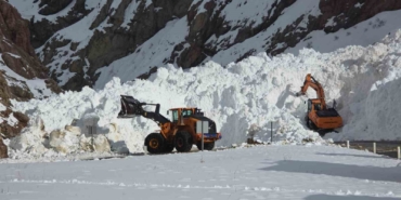 van-hakkari-kara-yolunda-cig-sonrasi-calismalar-suruyor-COOD9sOb.jpg