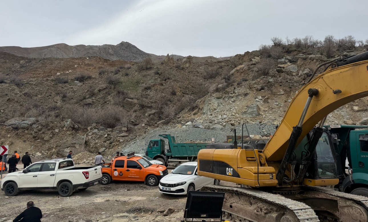 van hakkari kara yolunda heyelan riski devam ediyor 1 5V8h8HrM