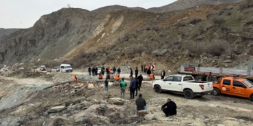 van-hakkari-kara-yolunda-heyelan-riski-devam-ediyor-aQHHiw1S.jpg