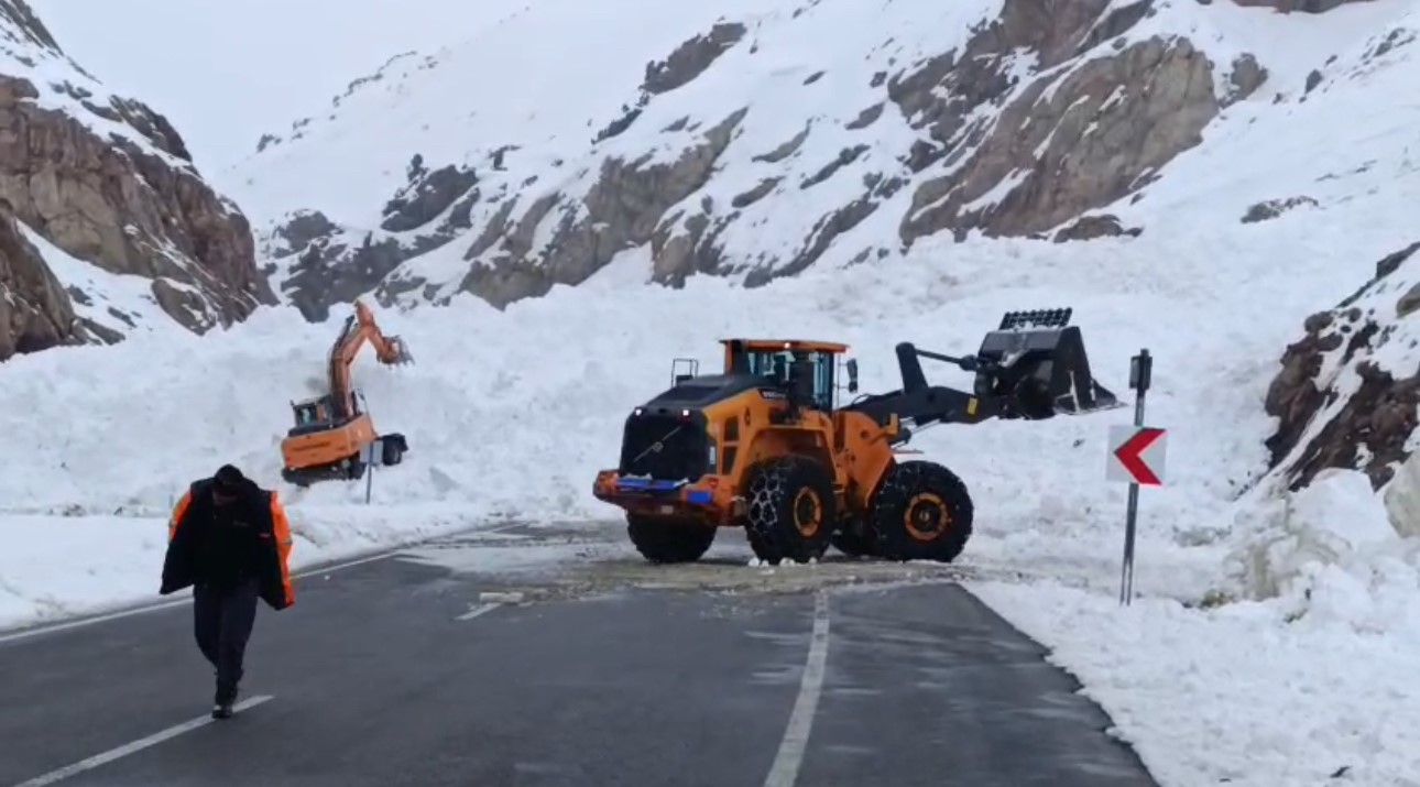 van hakkari karayolunda cig cok sayida arac mahsur kaldi 0 puyASBBa