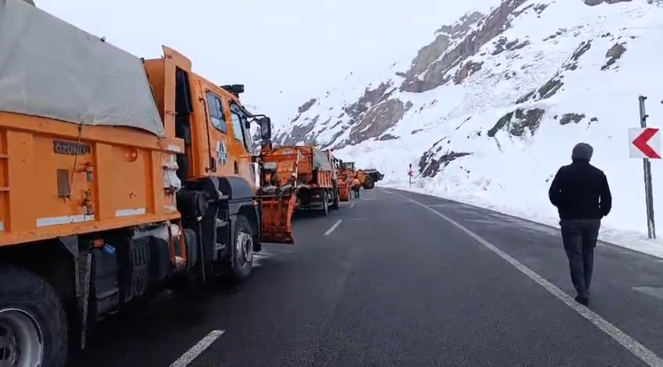 van hakkari karayolunda cig cok sayida arac mahsur kaldi 1 zudZgWrR