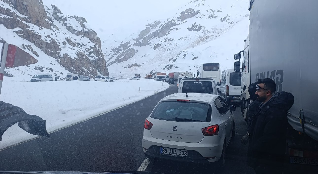 van hakkari karayolunda cig cok sayida arac mahsur kaldi 10 mHCh1Bvt