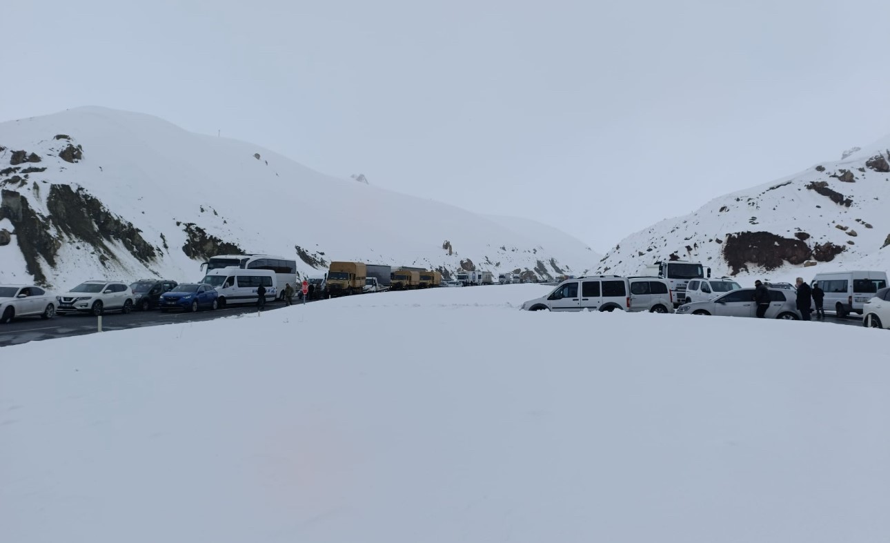 van hakkari karayolunda cig cok sayida arac mahsur kaldi 11 4wbKwJYK
