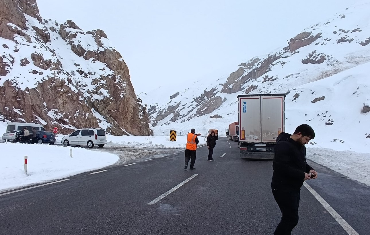 van hakkari karayolunda cig cok sayida arac mahsur kaldi 12 1dfwJncJ