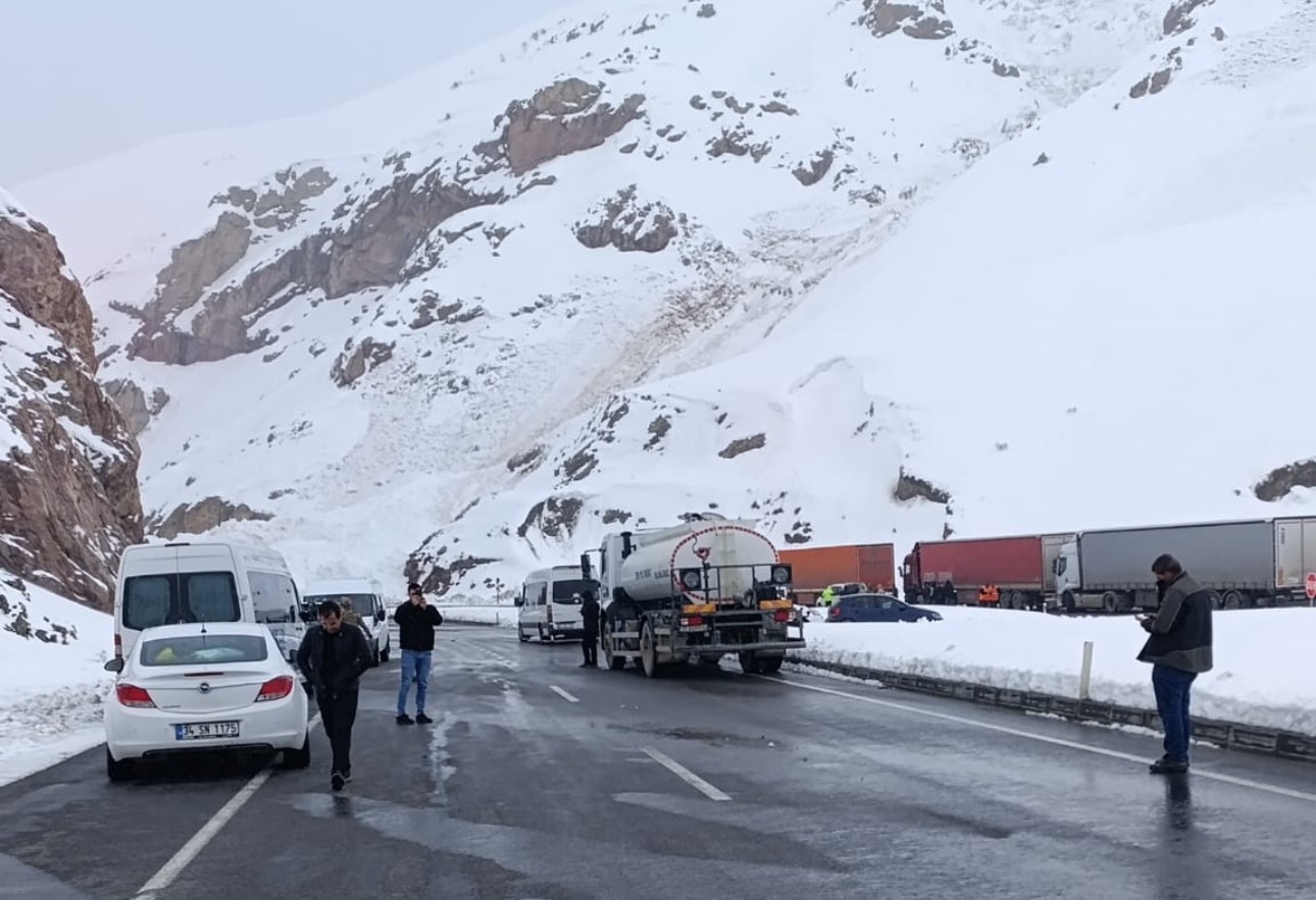 van hakkari karayolunda cig cok sayida arac mahsur kaldi 13 mDL7JXMh