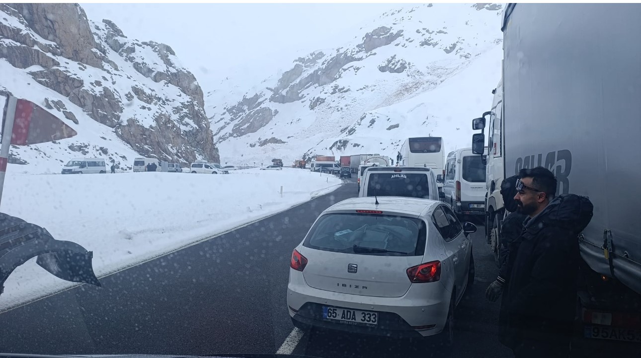 van hakkari karayolunda cig cok sayida arac mahsur kaldi 14 NbJMaQIy