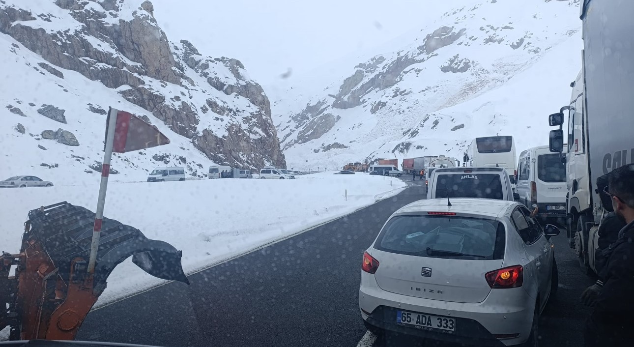 van hakkari karayolunda cig cok sayida arac mahsur kaldi 18 dV86GZ6z