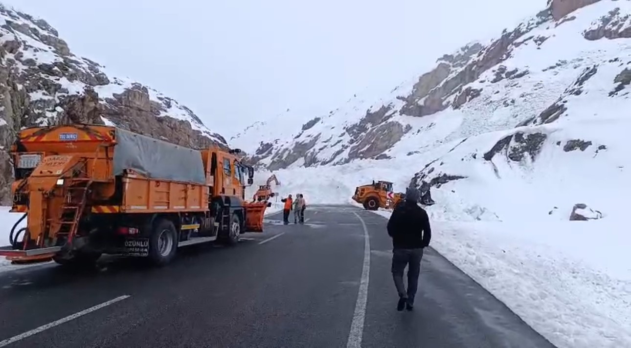 van hakkari karayolunda cig cok sayida arac mahsur kaldi 2 gdEYPVQi