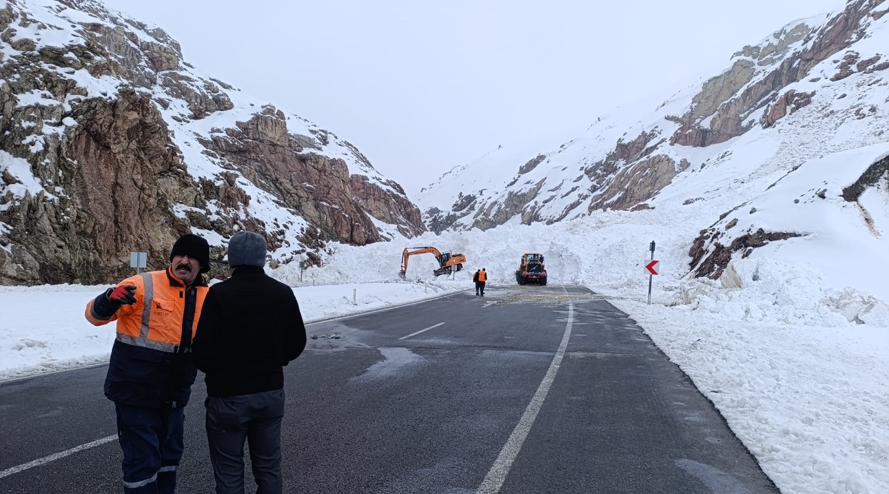 van hakkari karayolunda cig cok sayida arac mahsur kaldi 3 VG3Ec8zv
