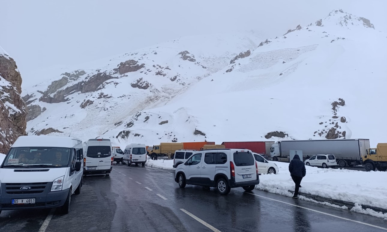 van hakkari karayolunda cig cok sayida arac mahsur kaldi 4