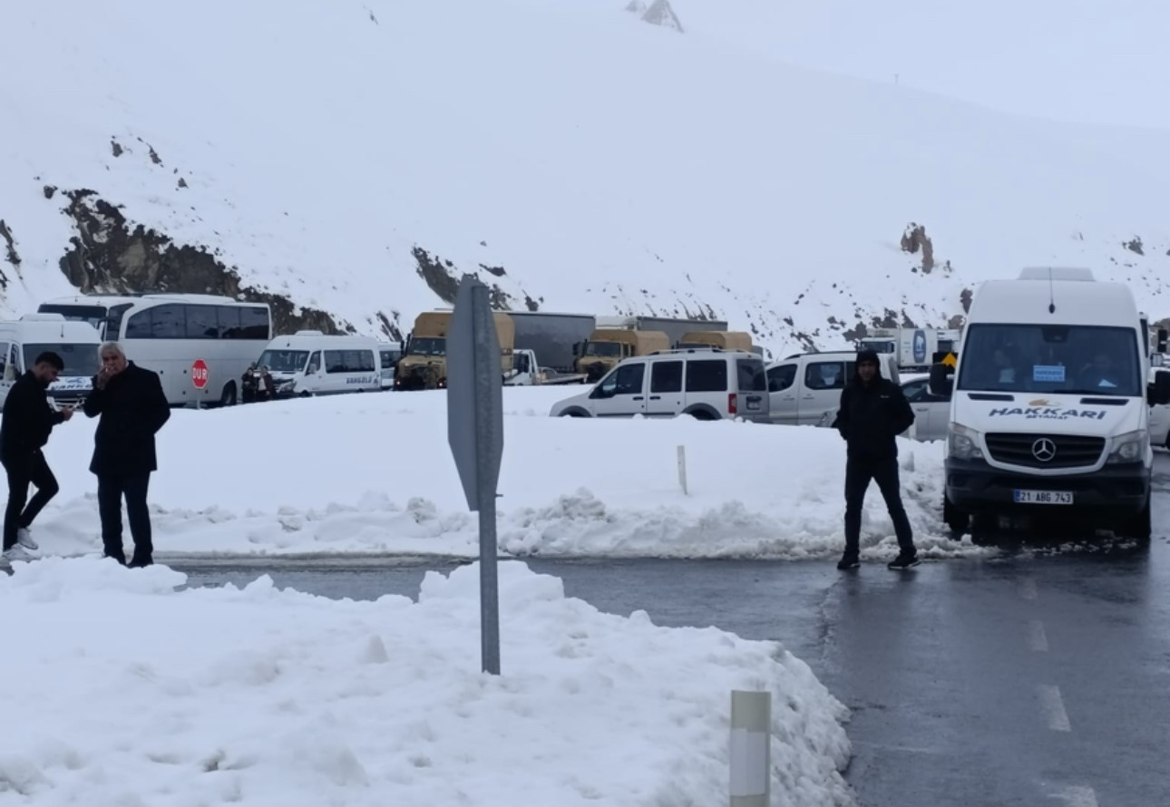 van hakkari karayolunda cig cok sayida arac mahsur kaldi 5 4UaKbs6k