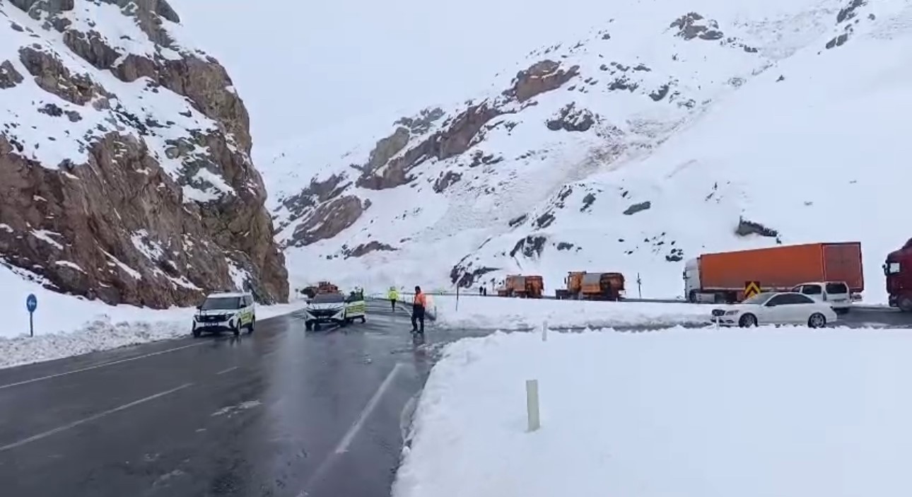 van hakkari karayolunda cig cok sayida arac mahsur kaldi 7 eL72K2fl