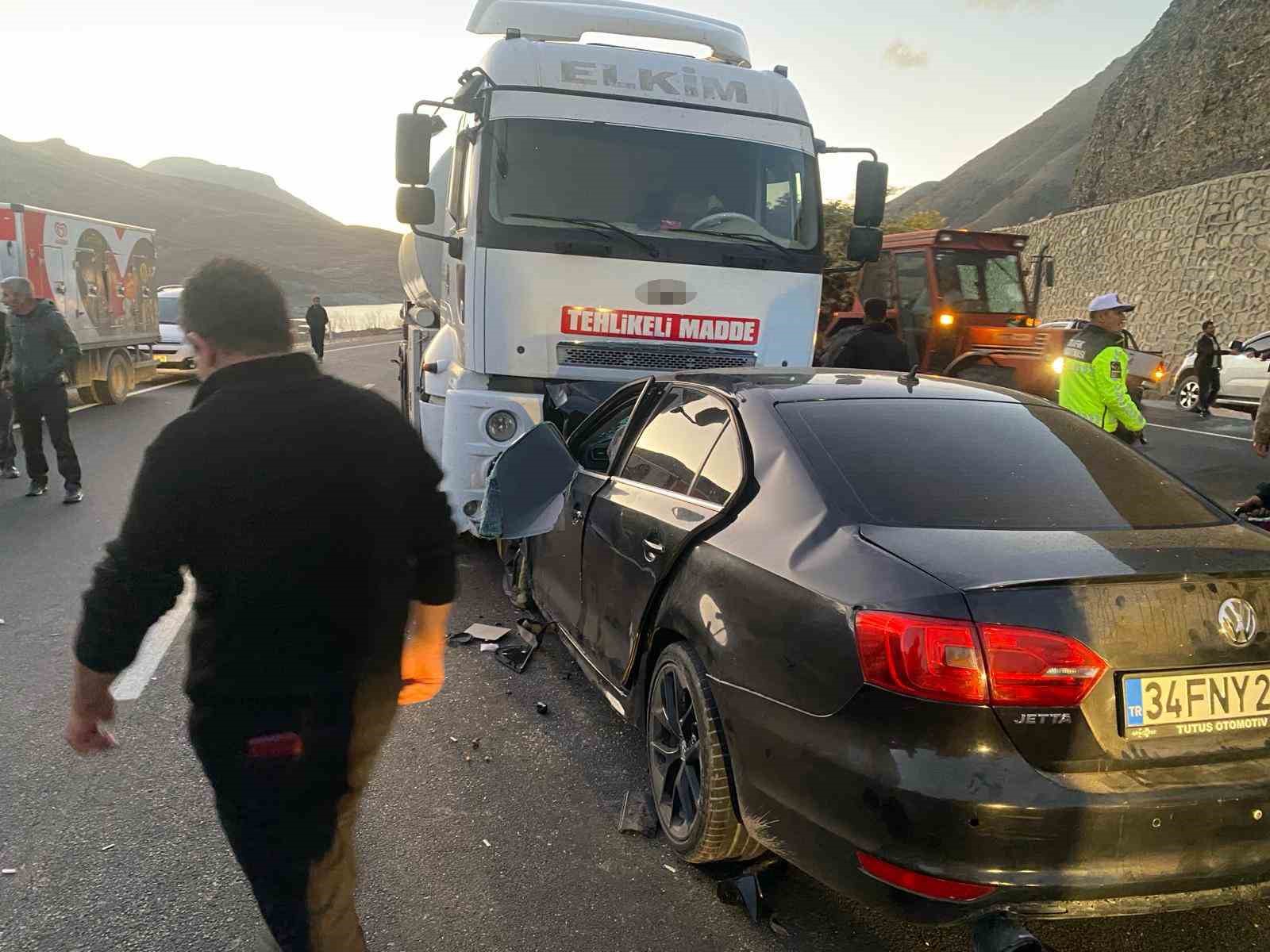 van hakkari karayolunda otomobil tankerle carpisti 3 olu 4 yarali 0 OMBdRwPe