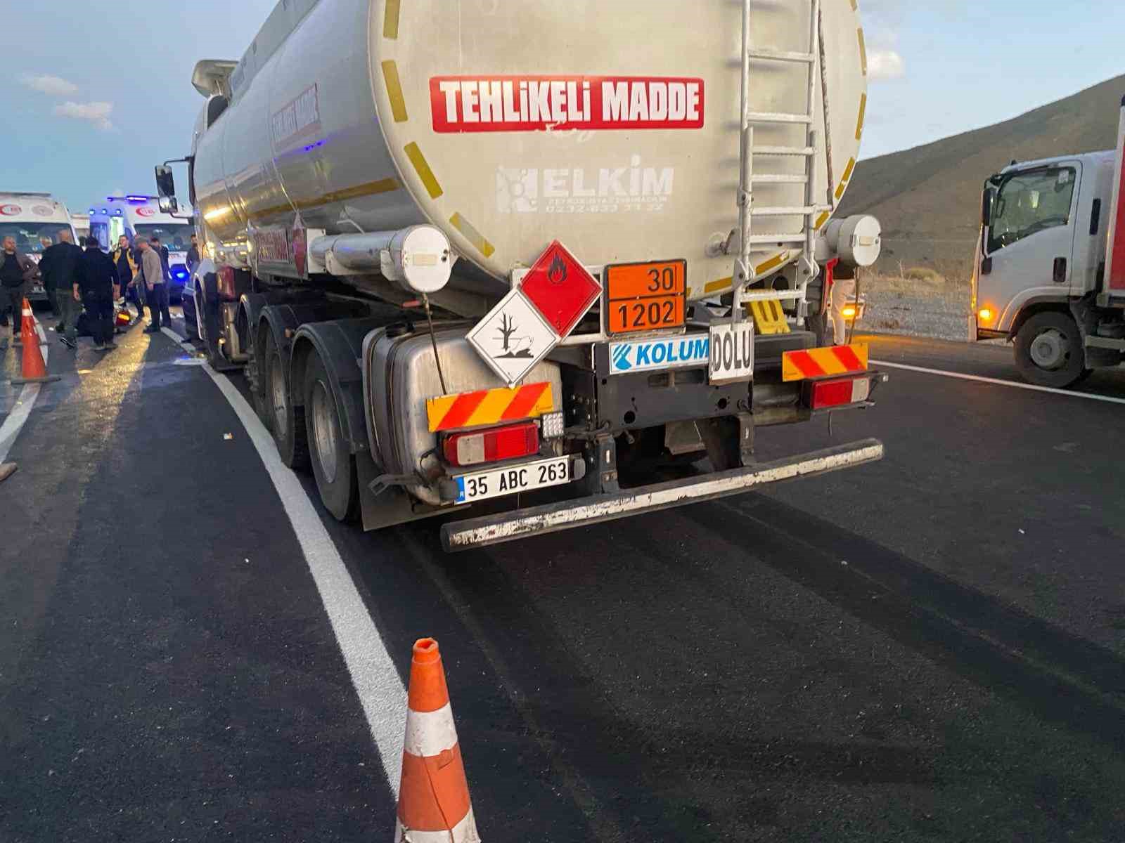 van hakkari karayolunda otomobil tankerle carpisti 3 olu 4 yarali 1 fZhNgEdp
