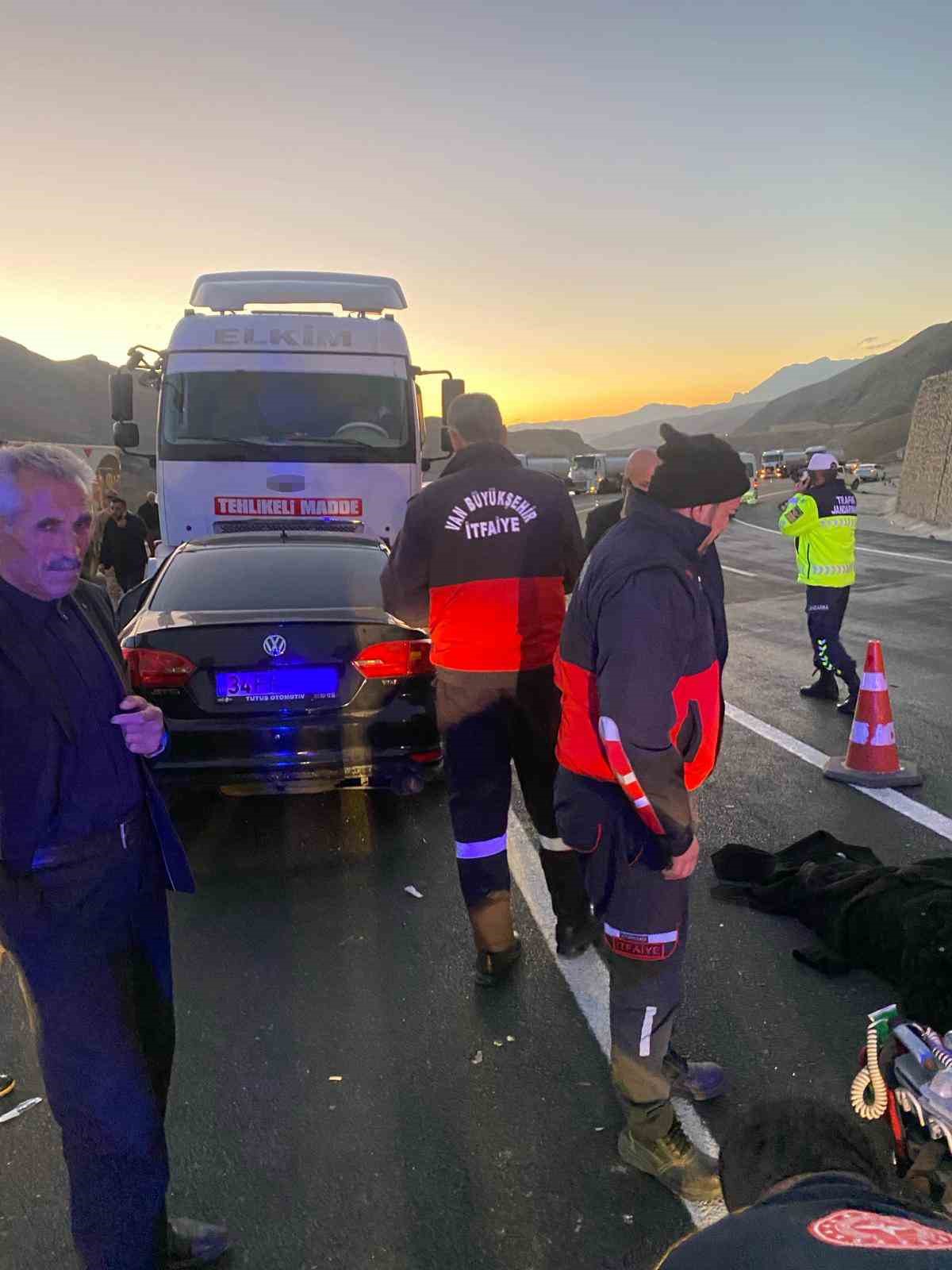 van hakkari karayolunda otomobil tankerle carpisti 3 olu 4 yarali 3 RZp2ppM2