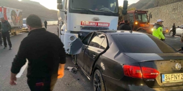 van-hakkari-karayolunda-otomobil-tankerle-carpisti-3-olu-4-yarali-hvS2GhXW.jpg