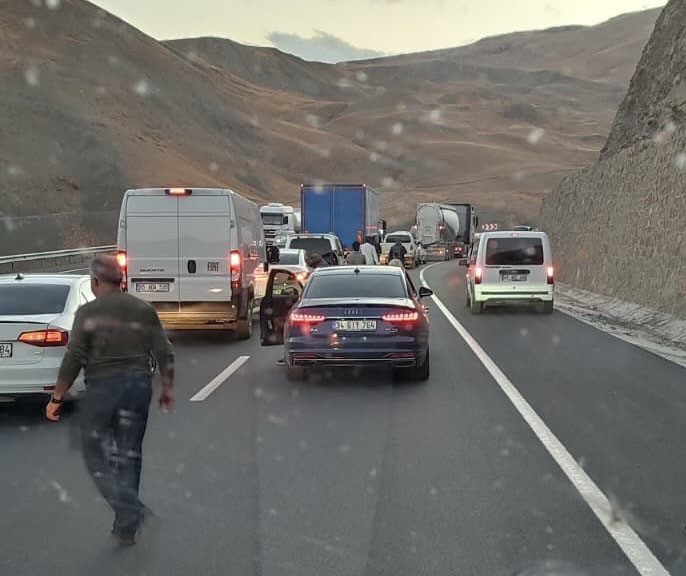 van hakkari karayolunda otomobil tirla carpisti 2 olu 5 yarali 1 QuF6PNPZ
