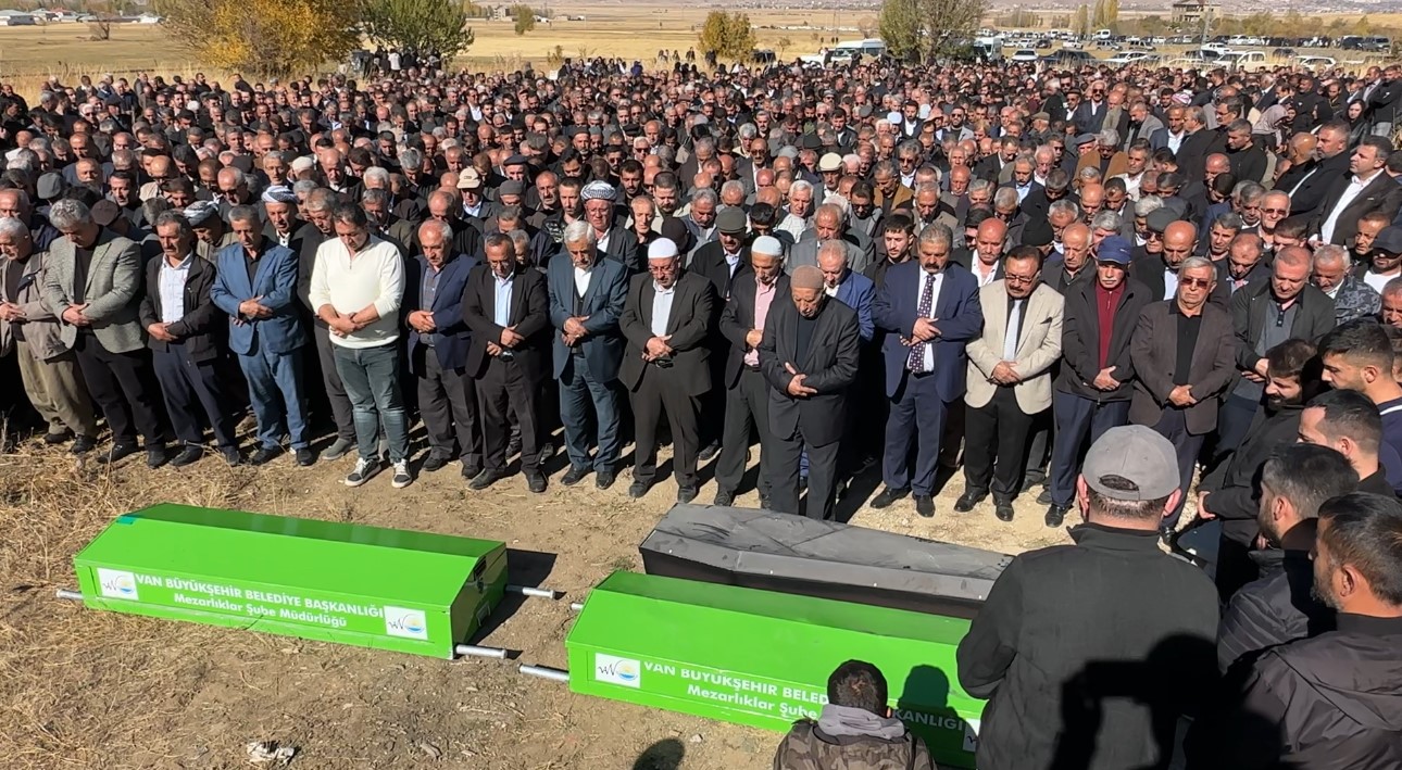van hakkari karayolundaki kazada hayatini kaybeden ayni aileden 3 kisi topraga verildi 0 1uFtEVnV