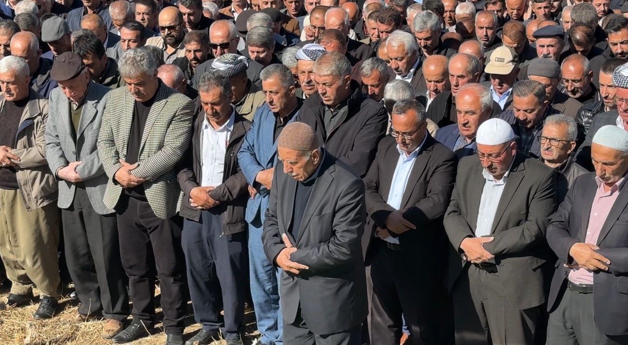 van hakkari karayolundaki kazada hayatini kaybeden ayni aileden 3 kisi topraga verildi 10 47uADm9f