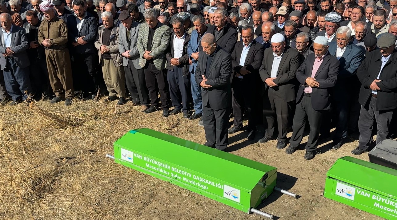van hakkari karayolundaki kazada hayatini kaybeden ayni aileden 3 kisi topraga verildi 11