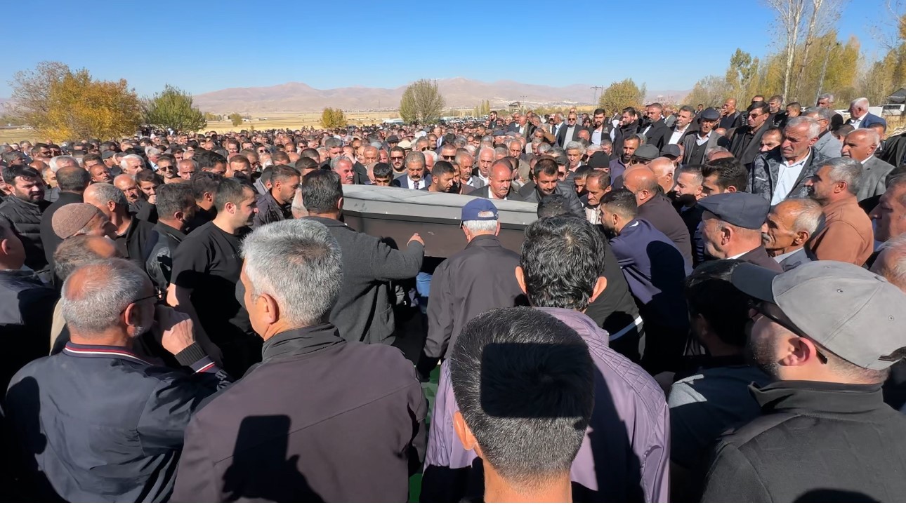 van hakkari karayolundaki kazada hayatini kaybeden ayni aileden 3 kisi topraga verildi 12 m1yc2R6J