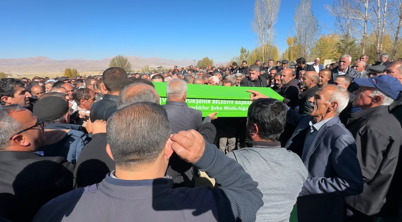 van hakkari karayolundaki kazada hayatini kaybeden ayni aileden 3 kisi topraga verildi 13 Um4gEMB2