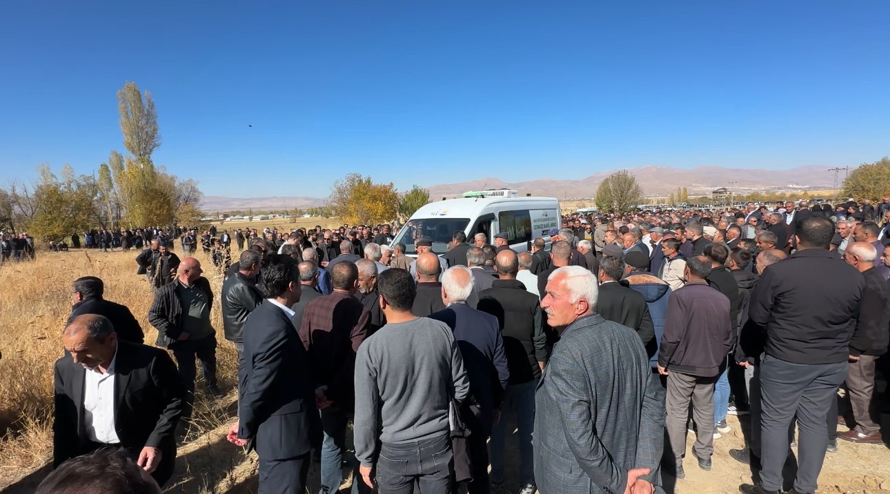 van hakkari karayolundaki kazada hayatini kaybeden ayni aileden 3 kisi topraga verildi 15 gFgVDZPH