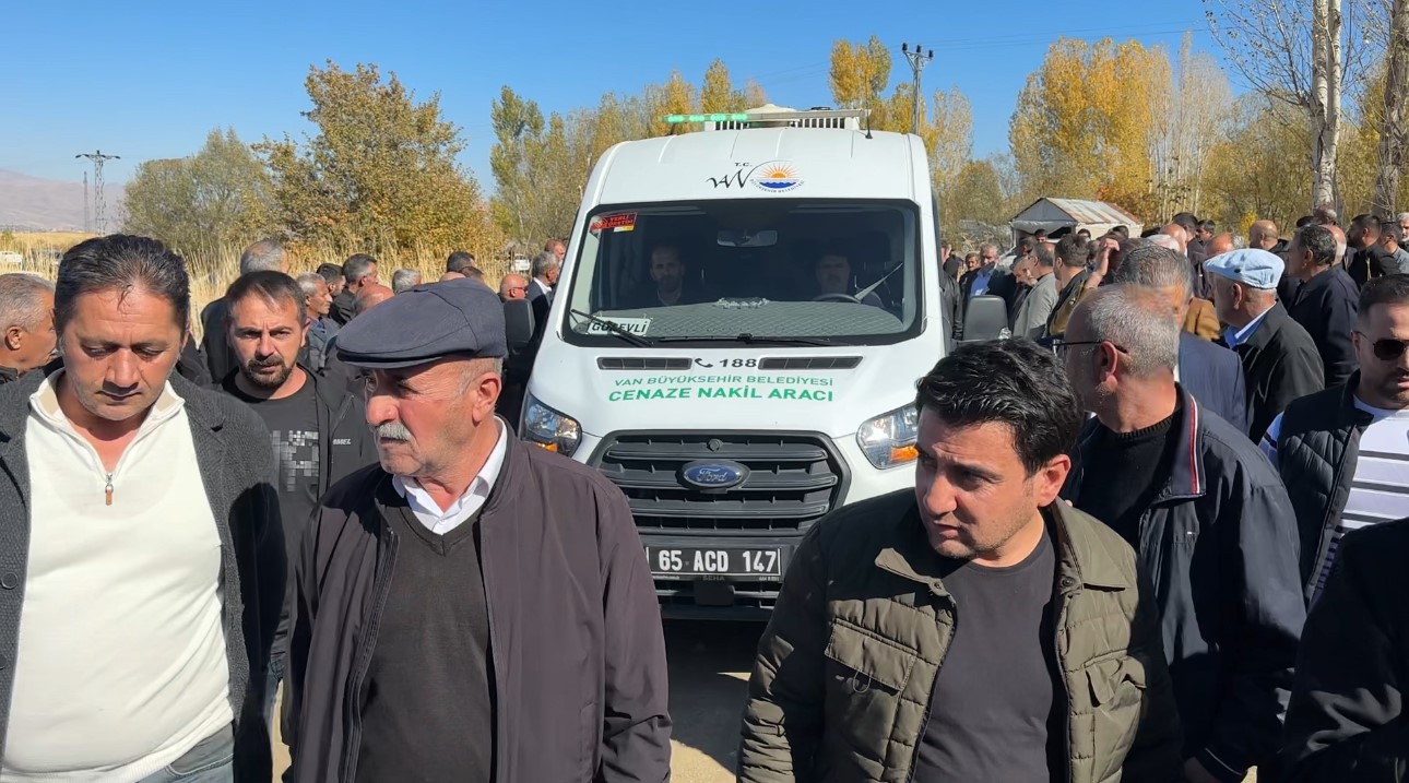 van hakkari karayolundaki kazada hayatini kaybeden ayni aileden 3 kisi topraga verildi 16 7fjMw9O5