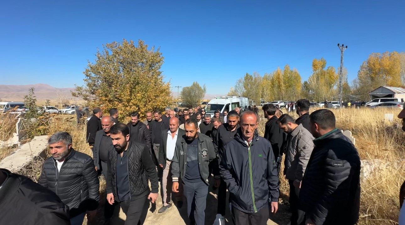 van hakkari karayolundaki kazada hayatini kaybeden ayni aileden 3 kisi topraga verildi 17 5vryqgZ3