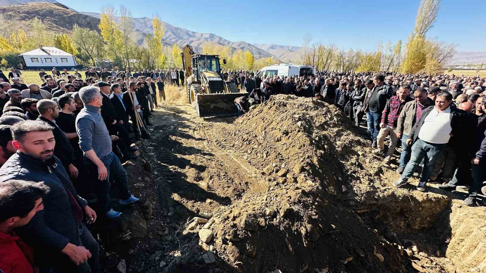 van hakkari karayolundaki kazada hayatini kaybeden ayni aileden 3 kisi topraga verildi 18