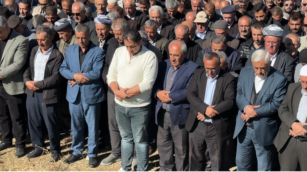 van hakkari karayolundaki kazada hayatini kaybeden ayni aileden 3 kisi topraga verildi 2 2tmnNvi3