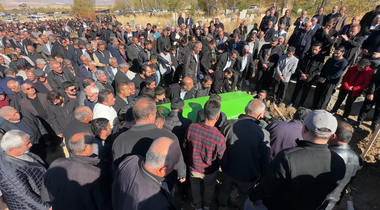 van hakkari karayolundaki kazada hayatini kaybeden ayni aileden 3 kisi topraga verildi 3 hgbkNnZY