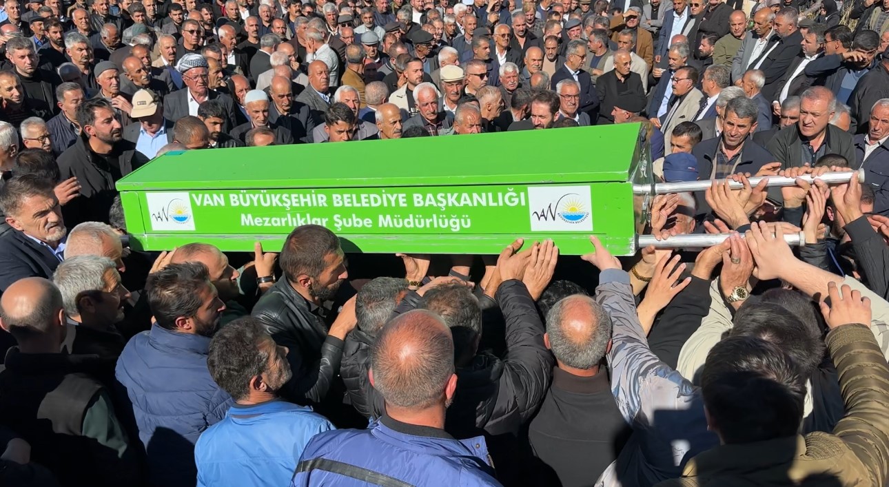 van hakkari karayolundaki kazada hayatini kaybeden ayni aileden 3 kisi topraga verildi 4