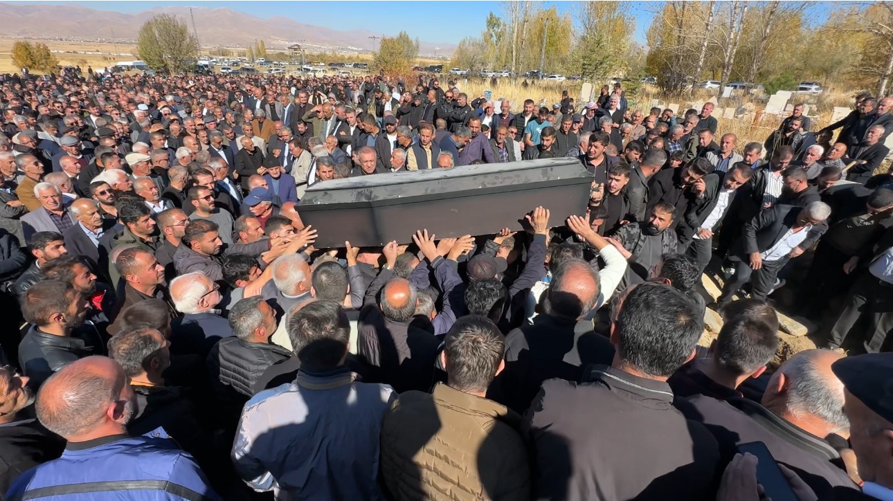 van hakkari karayolundaki kazada hayatini kaybeden ayni aileden 3 kisi topraga verildi 5 nuFXGQTj