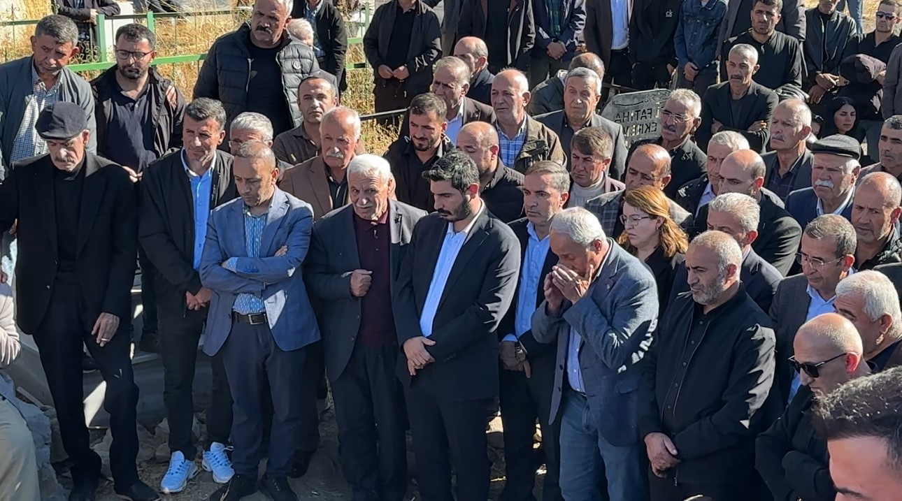 van hakkari karayolundaki kazada hayatini kaybeden ayni aileden 3 kisi topraga verildi 6 2ldA5ASO
