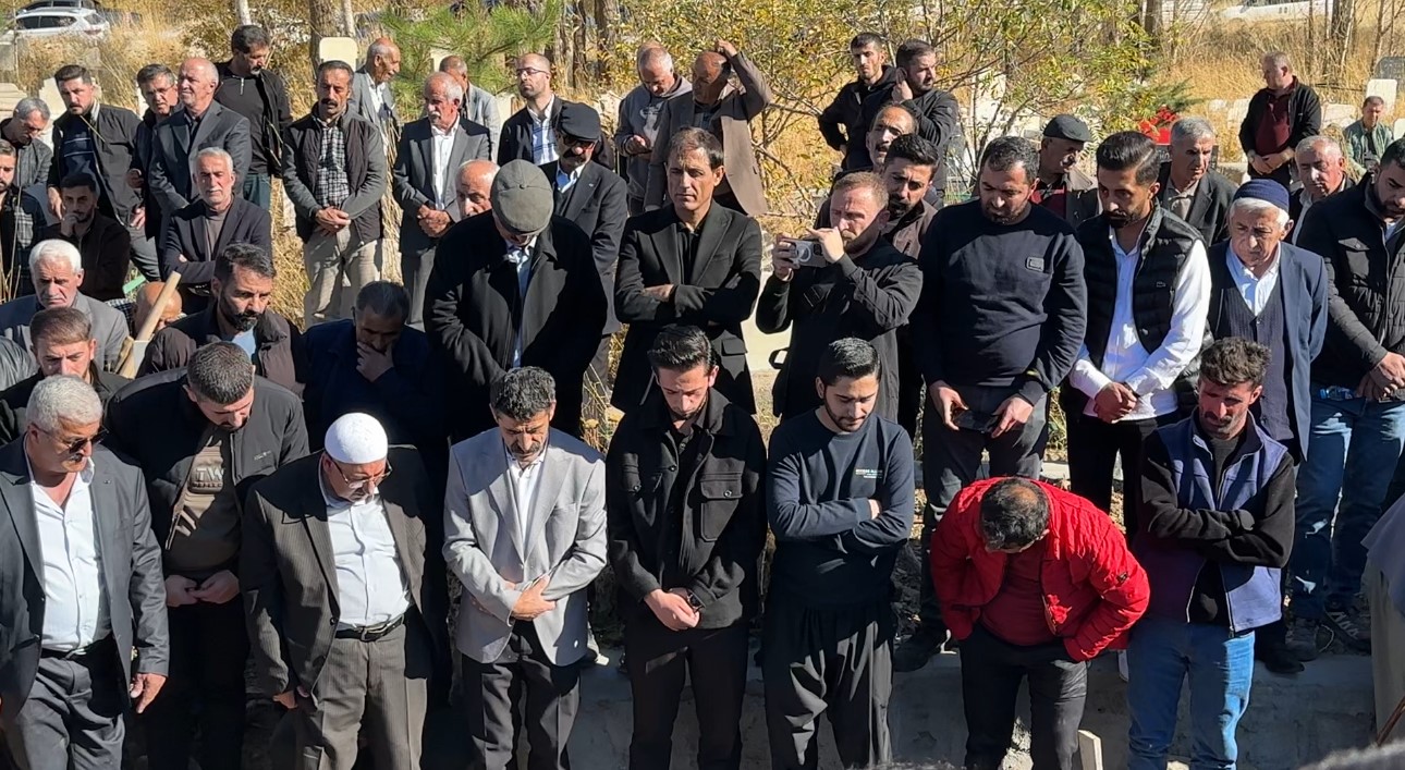 van hakkari karayolundaki kazada hayatini kaybeden ayni aileden 3 kisi topraga verildi 7 jrBaB6wE