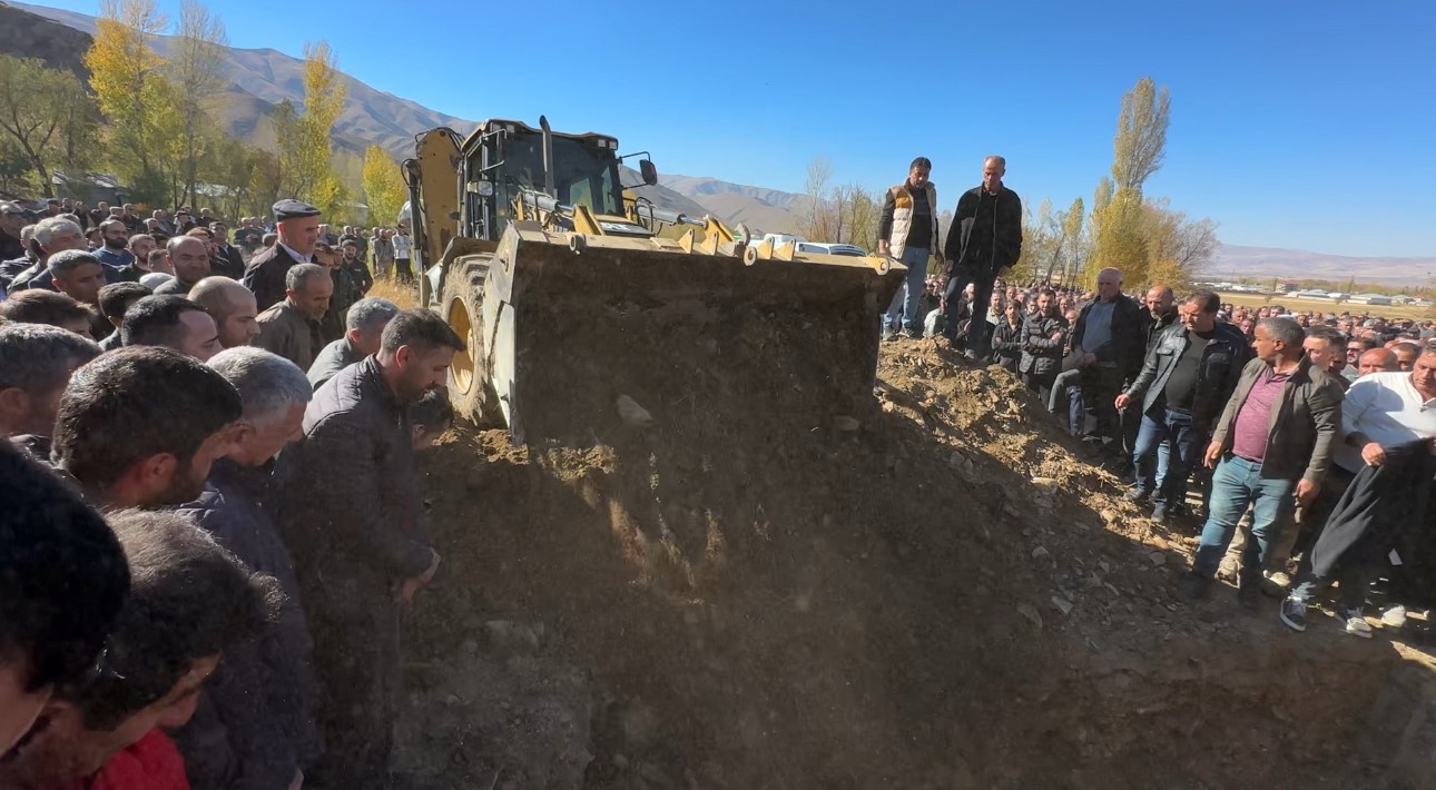 van hakkari karayolundaki kazada hayatini kaybeden ayni aileden 3 kisi topraga verildi 8 vyN2M8QC