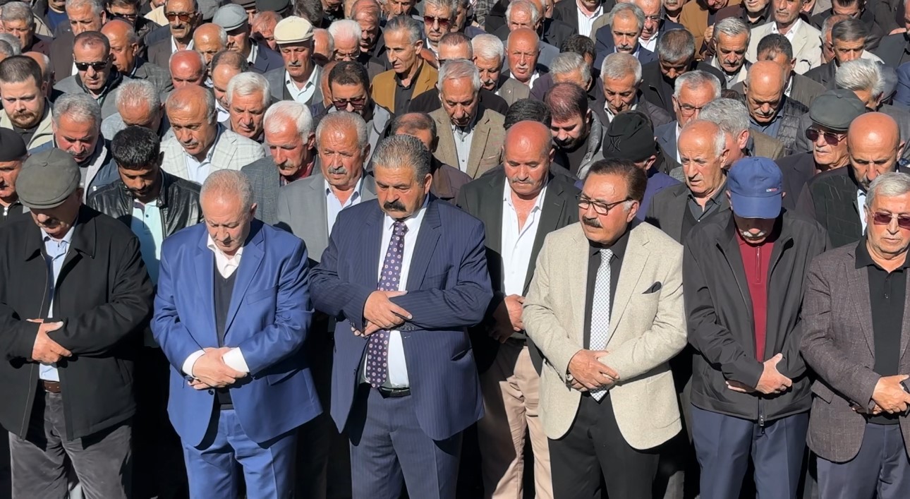 van hakkari karayolundaki kazada hayatini kaybeden ayni aileden 3 kisi topraga verildi 9 4PiiPVCd