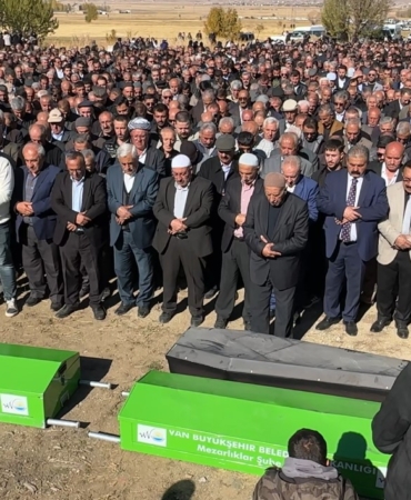 van-hakkari-karayolundaki-kazada-hayatini-kaybeden-ayni-aileden-3-kisi-topraga-verildi-YmeVcCP5.jpg