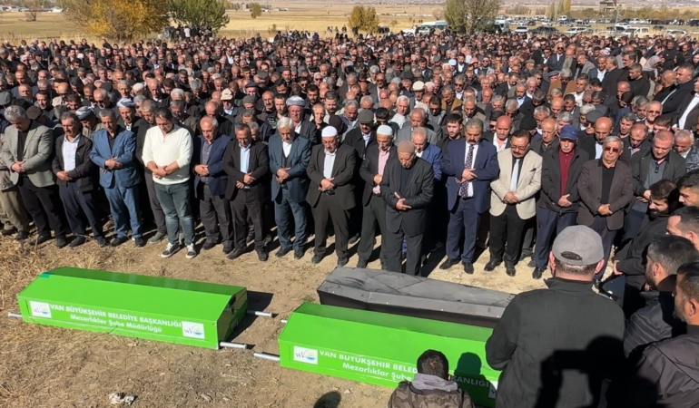 van-hakkari-karayolundaki-kazada-hayatini-kaybeden-ayni-aileden-3-kisi-topraga-verildi-YmeVcCP5.jpg