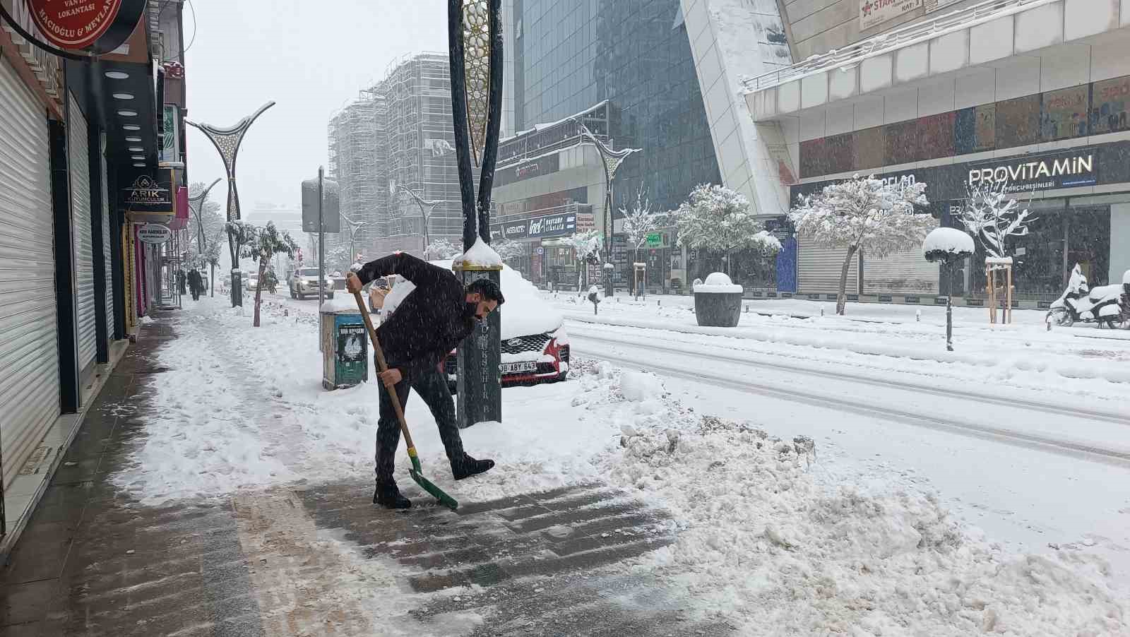 van kar yagisi 569 yol kapandi ucak seferleri iptal edildi 5 FY6pLOK4