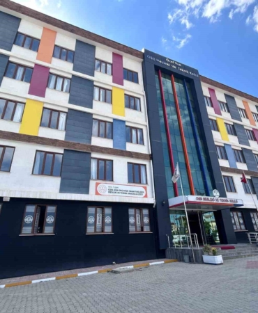 van-osb-mesleki-ve-teknik-anadolu-lisesi-gelecegin-meslek-sahiplerini-yetistiriyor-qDuHcRqR.jpg