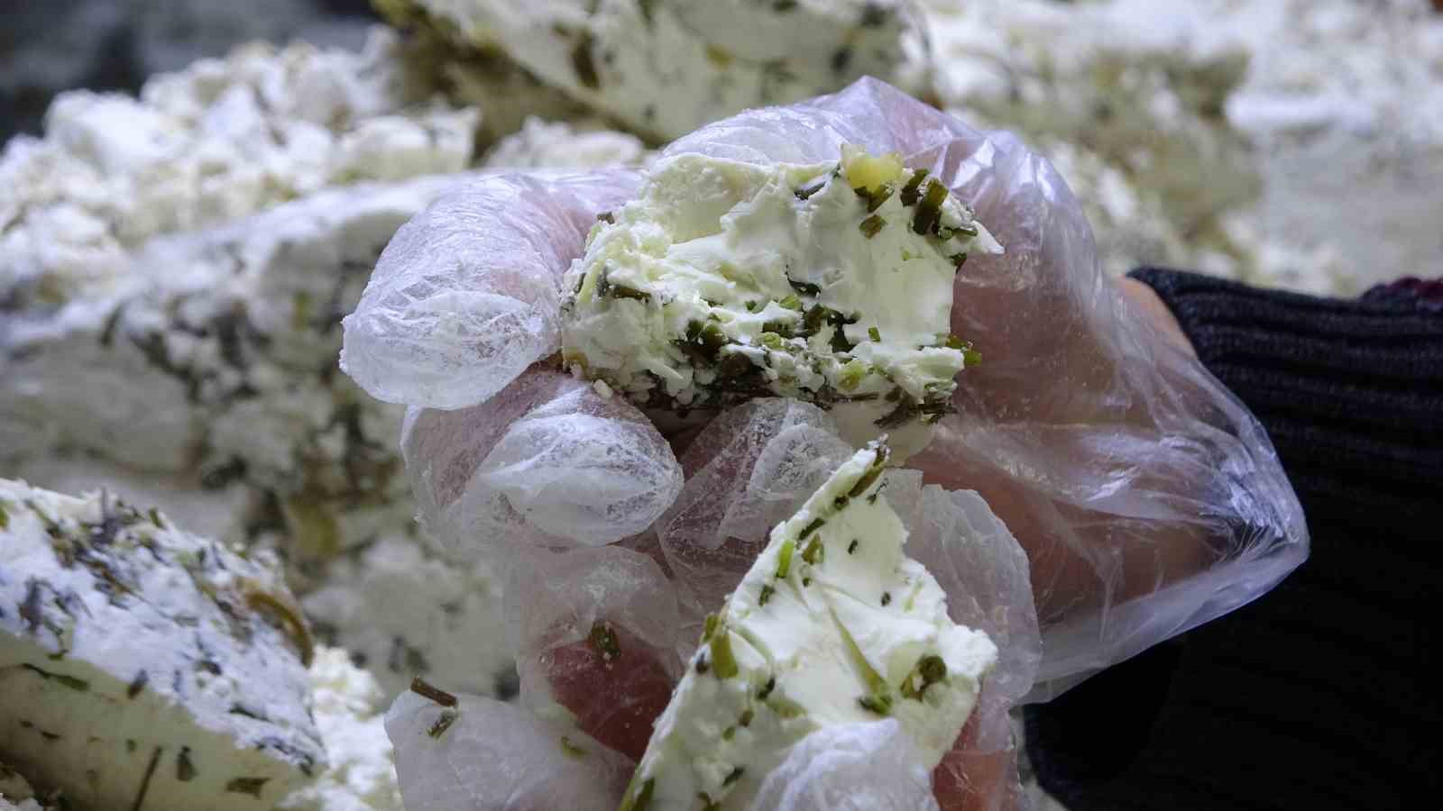 van otlu peyniri hem sofralik hem hediyelik olarak tercih ediliyor 1 zfIZJyyV