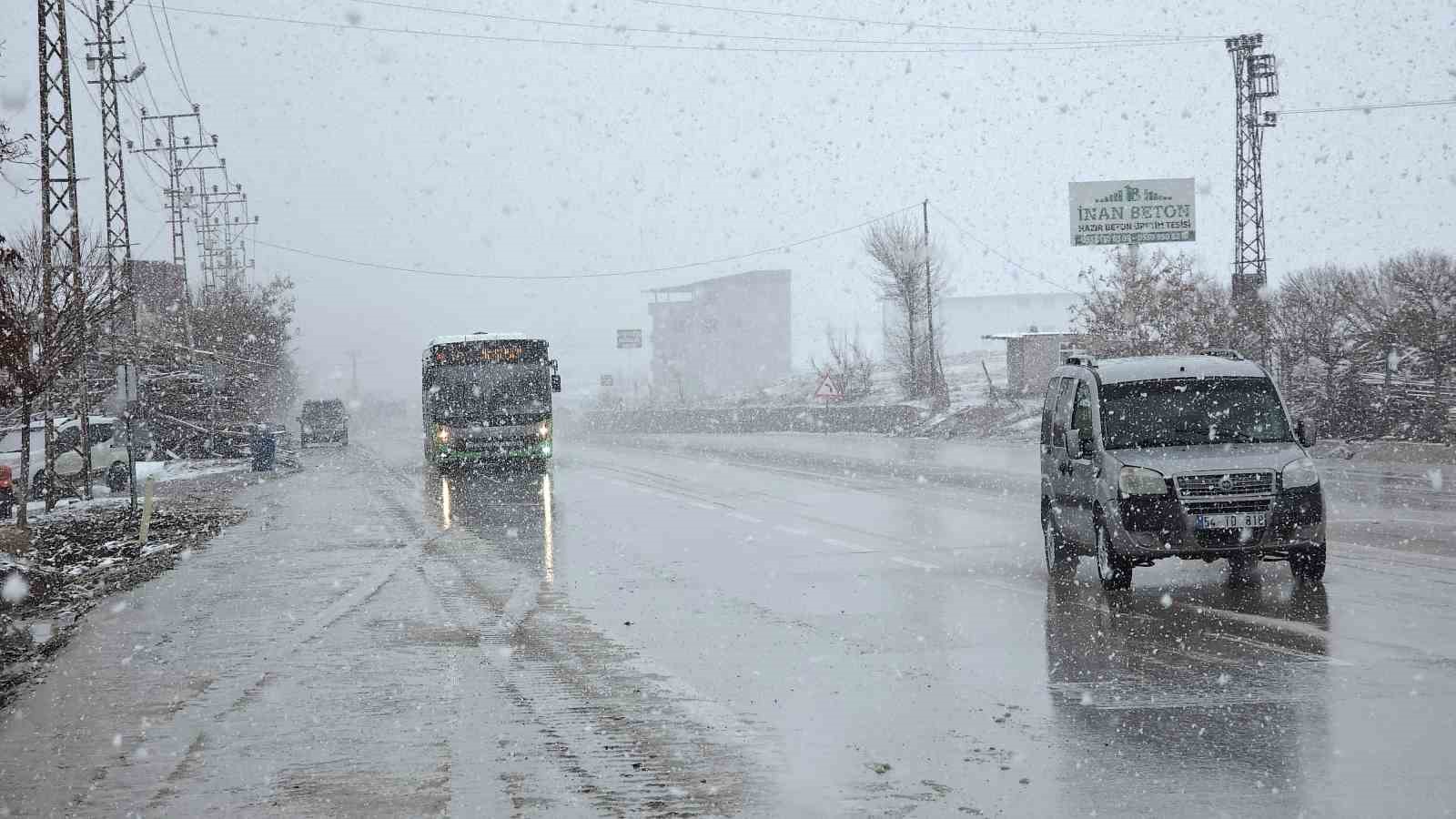 vanda 11 yerlesim yerinin yolu ulasima kapandi 0 yB6kUjpW