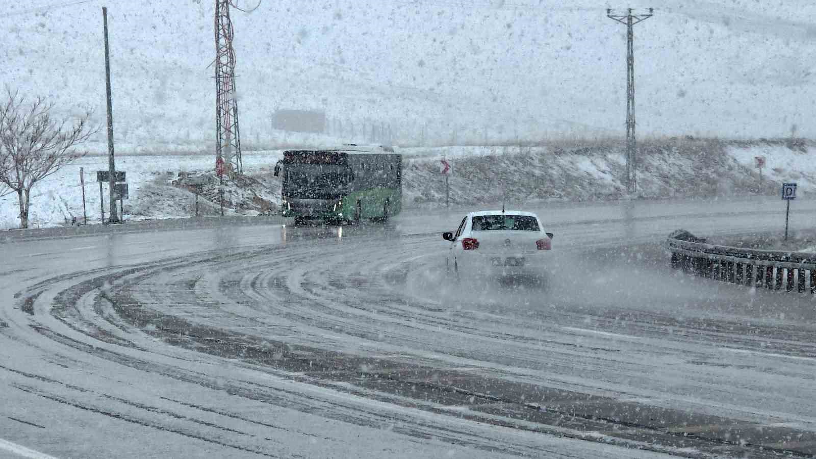 vanda 11 yerlesim yerinin yolu ulasima kapandi 2 rIpV4zWF