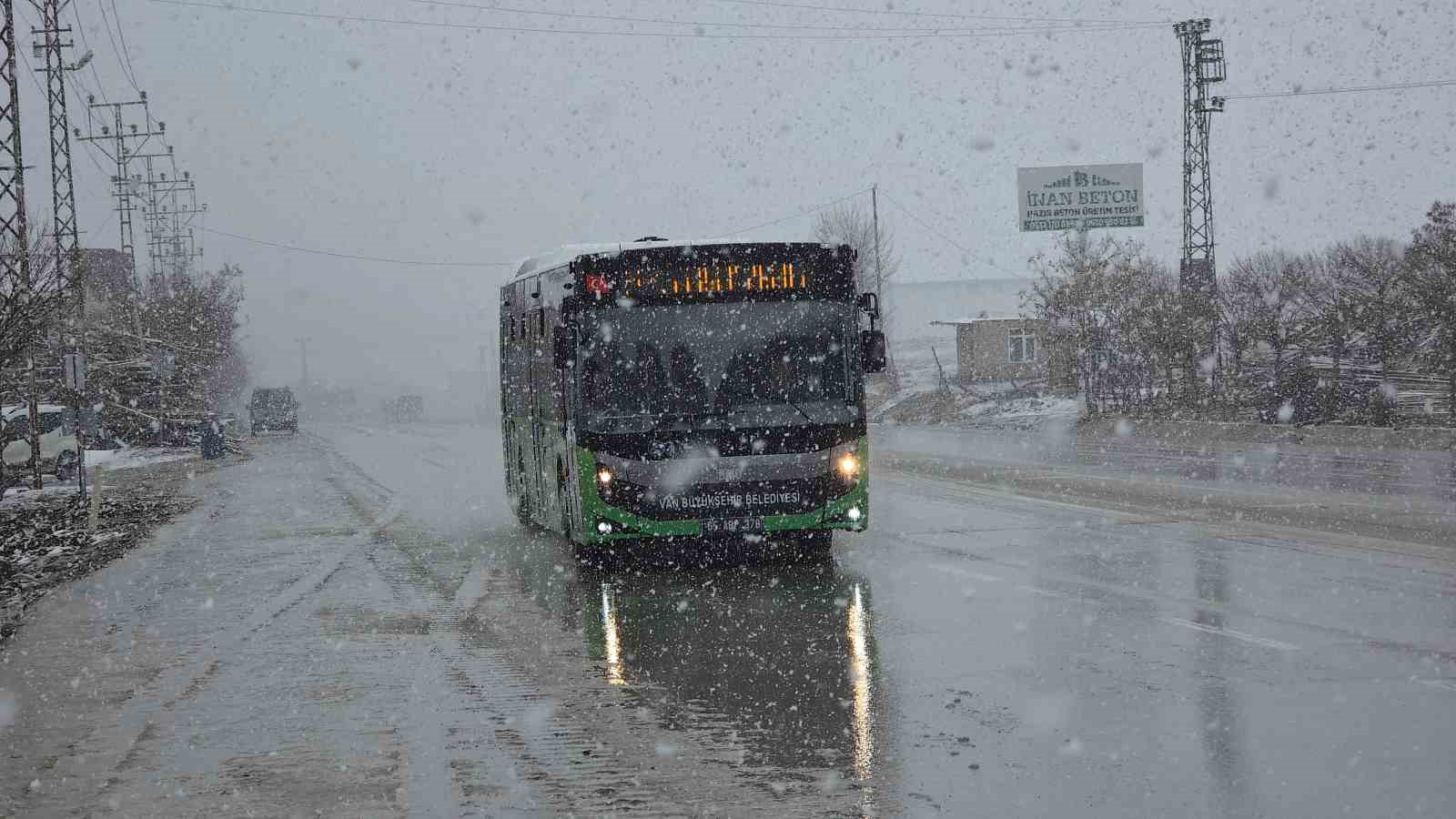 vanda 11 yerlesim yerinin yolu ulasima kapandi 5